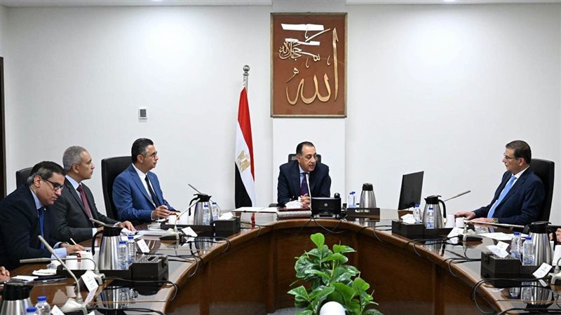 مدبولي يتابع زيادة مخزون السلع الأساسية ويؤكد تكثيف الرقابة على الأسواق
