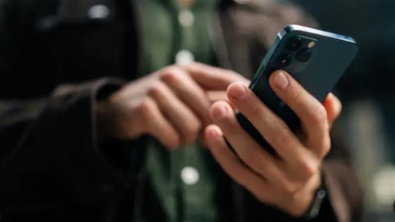 أستاذ بهارفارد ينتقد إجراءات جمارك المحمول للقادمين إلى مصر بسبب شريحة الهاتف