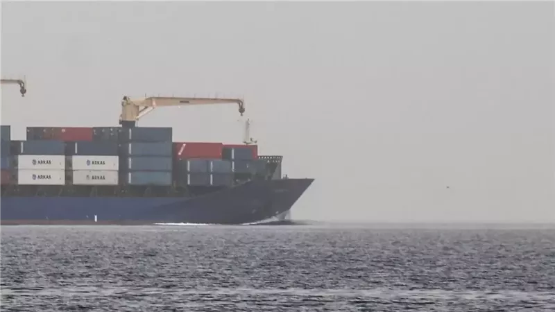 اليمن: غرق سفينة شحن هندية في البحر الأحمر بعد استهدافها بزورق مفخخ