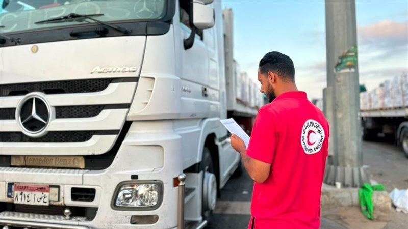 الهلال الأحمر المصري يطلق القافلة الـ250 من «زاد العزة» إلى غزة