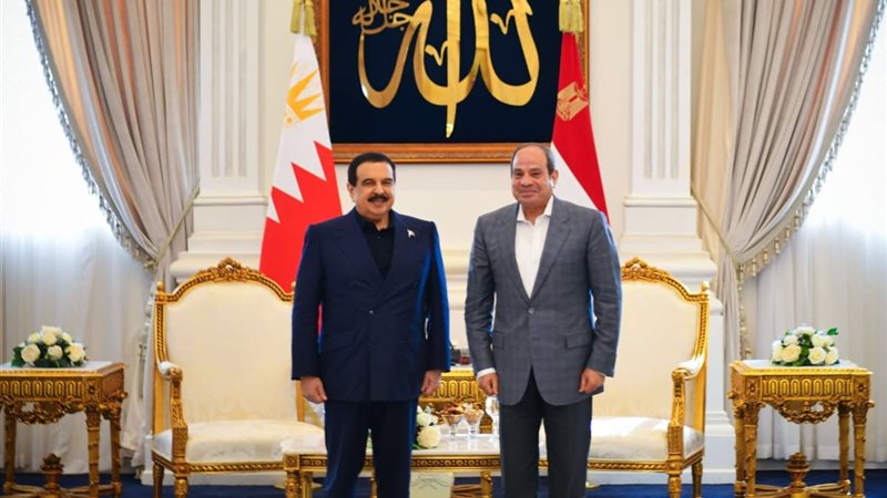 السيسي يستقبل ملك البحرين في مطار العلمين ويبحثان العلاقات الثنائية والقضايا الإقليمية