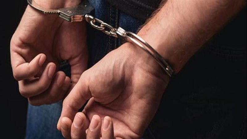 النيابة تضبط أوشحة قضائية مزعومة وسلاحًا في قضية انتحال صفة قاضٍ