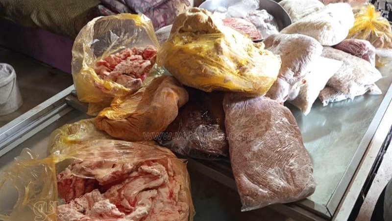 ضبط 86 كيلو لحوم غير صالحة للاستهلاك داخل معمل مطعم أون لاين بأسوان