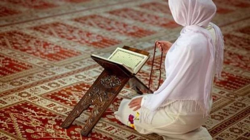عالم أزهري: صلاة المرأة في بيتها هي الأصل.. والأماكن العامة تتطلب الهدوء والخصوصية