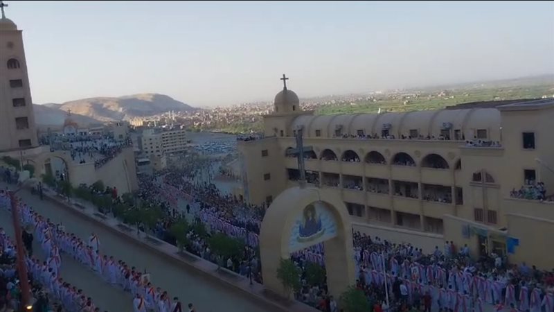 الآلاف يشاركون في زفة أيقونات دير درنكة بأسيوط وسط إجراءات أمنية مشددة