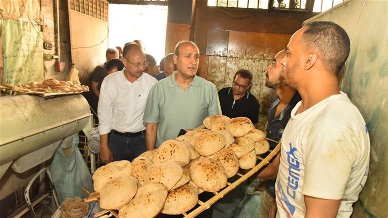 محافظ أسيوط يتفقد مخابز حي شرق ويراجع نقل الدقيق المدعم لمنع التهريب