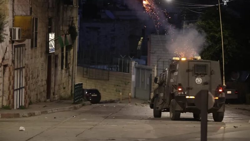 قوات الاحتلال تقتحم قصرة جنوب شرقي نابلس وسط مواجهات وتقارير عن خفض قوات غزة