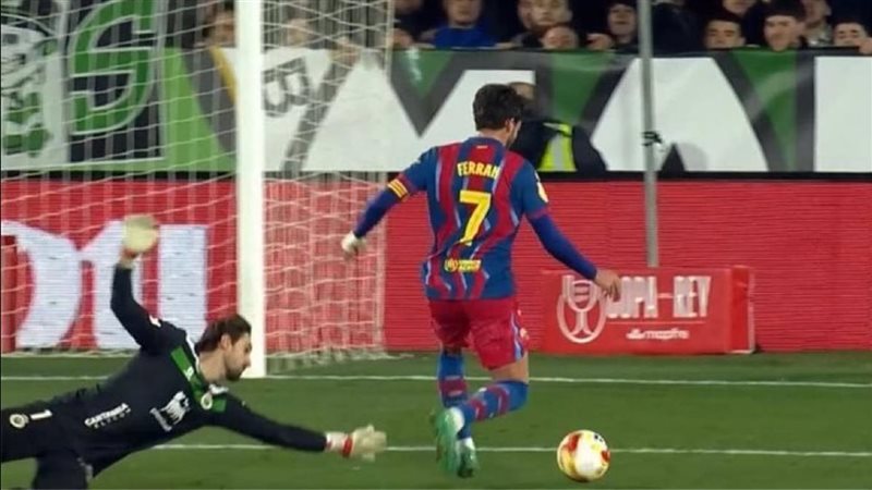 برشلونة يعلن انتقال فيران توريس إلى باريس سان جيرمان