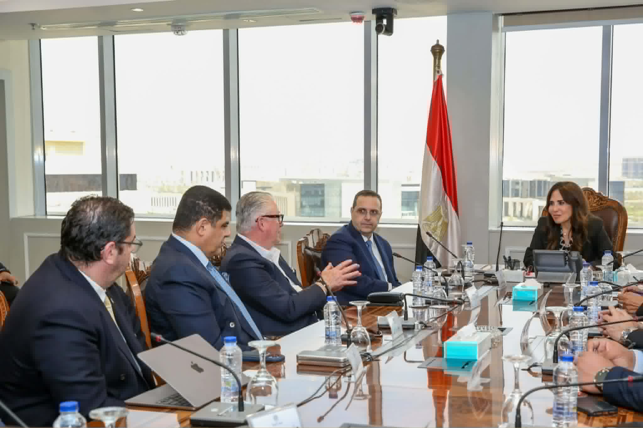 الإسكان تبحث مع «فوربس» تنفيذ برج عالمي بصفر انبعاثات كربونية في مصر