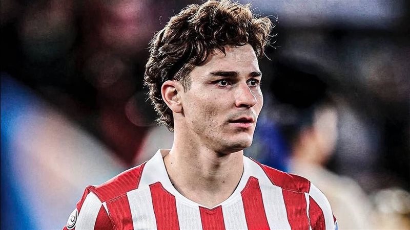 أتلتيكو مدريد يحسم موقفه: جوليان ألفاريز مستمر ويرفض ضغوط برشلونة