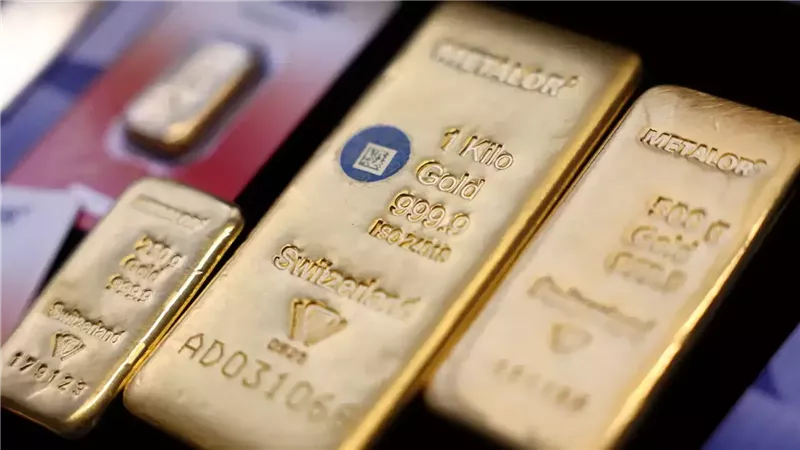 الذهب يتراجع إلى 4576.30 دولارًا للأوقية ترقبًا لتصريحات كيفن وورش