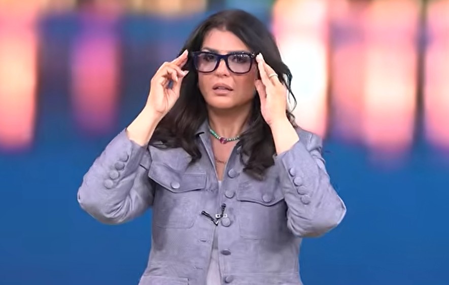 منى الشاذلي تختبر نظارة «ميتا» وتطبيق «ScribeMe» لمساعدة المكفوفين