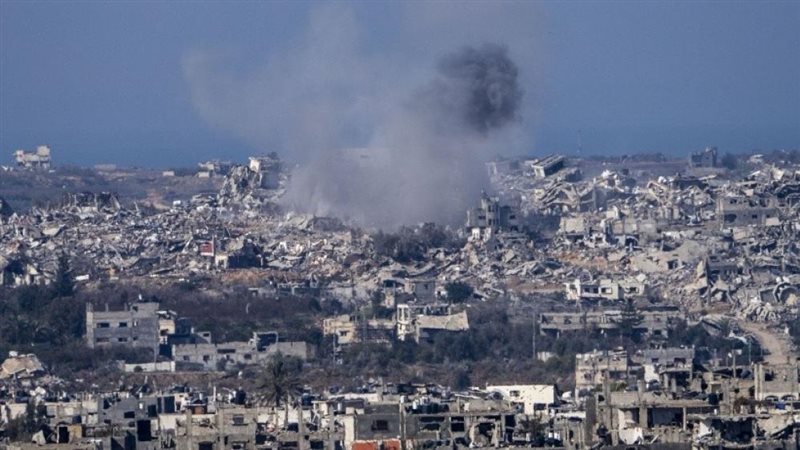 قصف بالدبابات والطائرات المسيرة يستهدف أحياء ومواقع للنازحين في غزة
