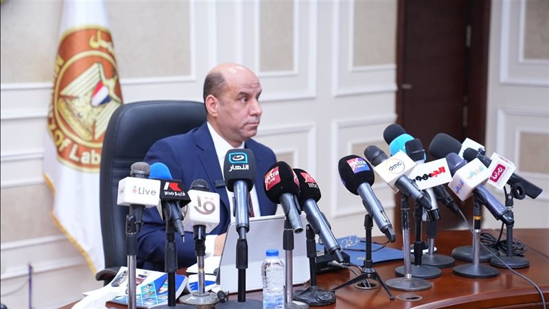 وزير العمل يعلن القواعد العامة لتنظيم العمل بالقطاع الخاص