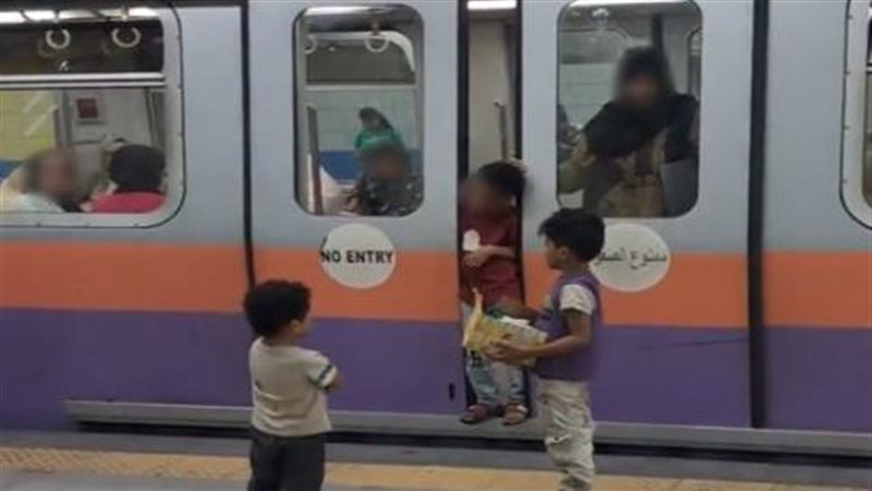 غرامة وإجراءات قانونية بعد محاولة طفل منع باب مترو من الإغلاق لإلحاق شقيقيه