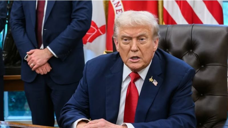 ترامب يتوعد إيران بـ«ضربة قوية» ويعلن استهداف جزيرة خرج