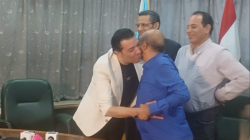 مصطفى كامل وطارق الشناوي ينهيان أزمتهما باتفاق على النقد دون تجريح