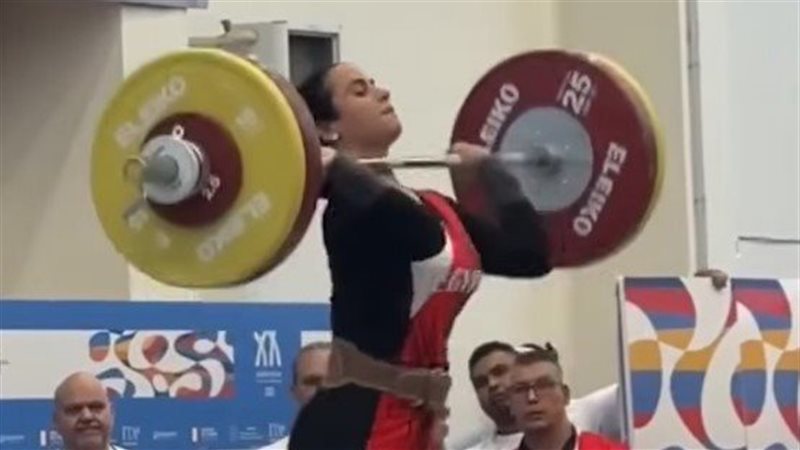 اللجنة الطبية تطمئن على نورا عصام بعد تعرضها لهبوط مؤقت في منافسات المتوسط