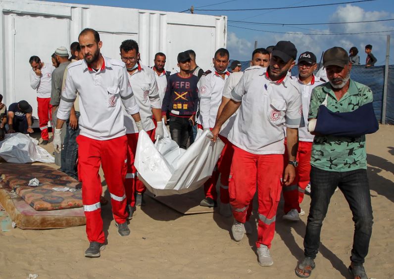 إصابة مسعف فلسطيني وانقلاب مركبة بعد هجوم مستوطنين قرب المغير بالضفة الغربية