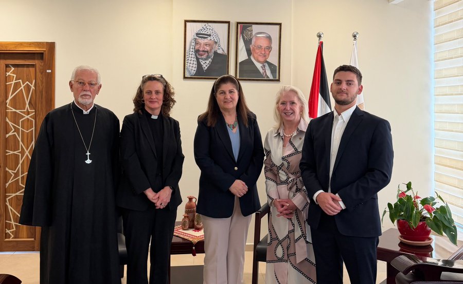 الخارجية الفلسطينية تبحث مع وفد كنسي دولي الاعتداءات على المسيحيين