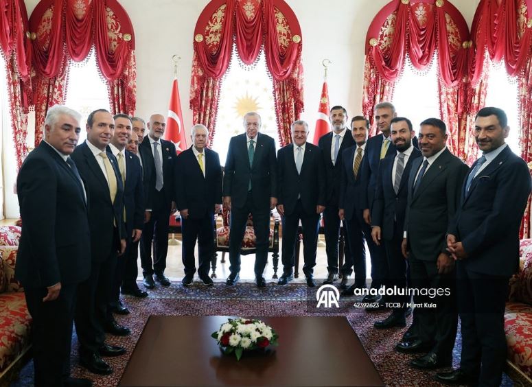 أردوغان يلتقي رؤساء أكبر أندية تركيا ويؤكد دعم أجواء المنافسة العادلة