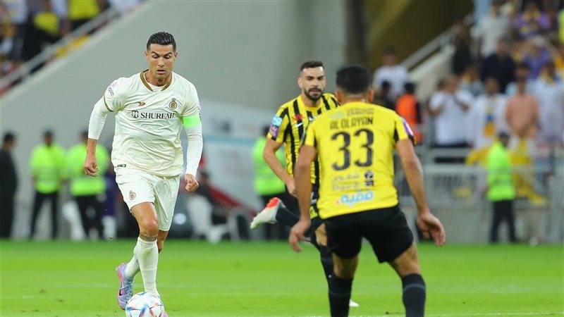 اتحاد جدة يتقدم على النصر 2-1 في الشوط الأول بكلاسيكو الدوري السعودي