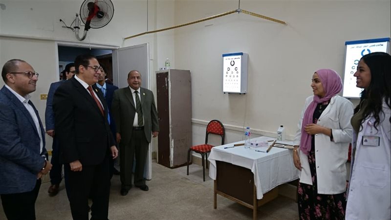 رئيس جامعة القاهرة يتابع الكشف الطبي للطلاب الجدد ويعلن إلزامهم بـ40 ساعة عمل مجتمعي