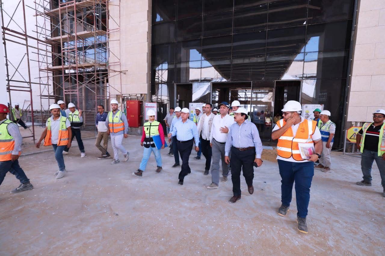 وزير النقل يتابع تجهيزات التشغيل التجريبي لقطاع من القطار الكهربائي السريع