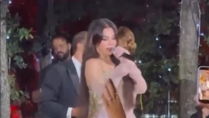 سقوط هيفاء وهبي على المسرح خلال حفل زفاف نجل جوليا بطرس