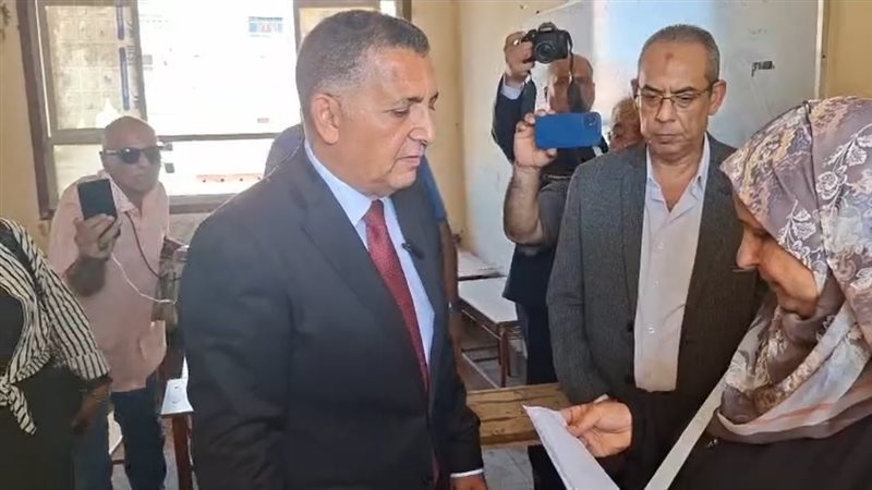 محمد علي خير يطالب بتكريم مديرة مدرسة كفر الجزار بعد إنفاقها على احتياجات المدرسة