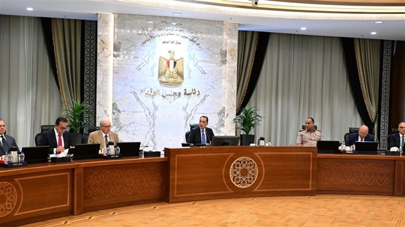 مدبولي يوجه بتكثيف الرد على الشائعات ويعلن قرب تعيين 43 ألف معلم