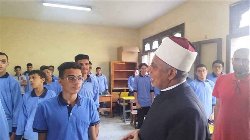 رئيس قطاع المعاهد الأزهرية يتابع انتظام الدراسة بمجمع طلعت النموذجي بالقاهرة