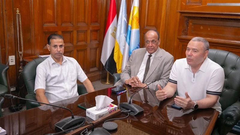 متابعة نقل خطوط المياه المتعارضة مع مسار القطار الكهربائي السريع ببرج العرب