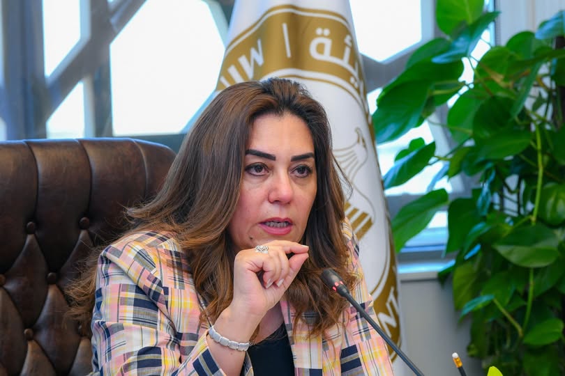 وقف شحن مواد كيماوية من سفينة بعد انبعاث روائح غازية بميناء الدخيلة