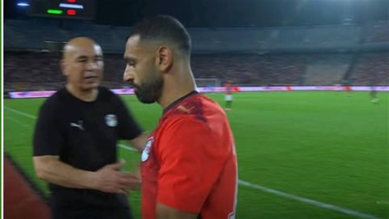 استبدال صلاح أمام أنجولا ومغادرته المعسكر يعيدان الجدل حول علاقته بمدربي منتخب مصر