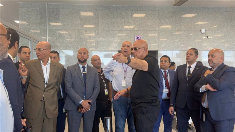 النشار يتفقد استعدادات مطار الغردقة لتشغيل رحلات ترانزيت «إير كايرو»