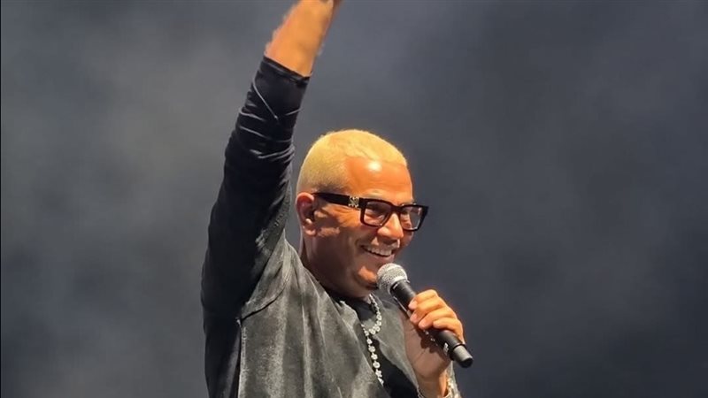 عمرو دياب يفتتح أول حفلاته في إسطنبول بتحية للجمهور التركي بلغتهم