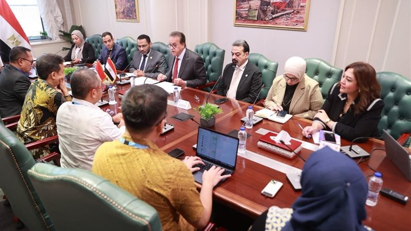 خالد عبدالغفار يبحث مع وزير الصحة الإندونيسي تمويل تطوير المنظومة الصحية