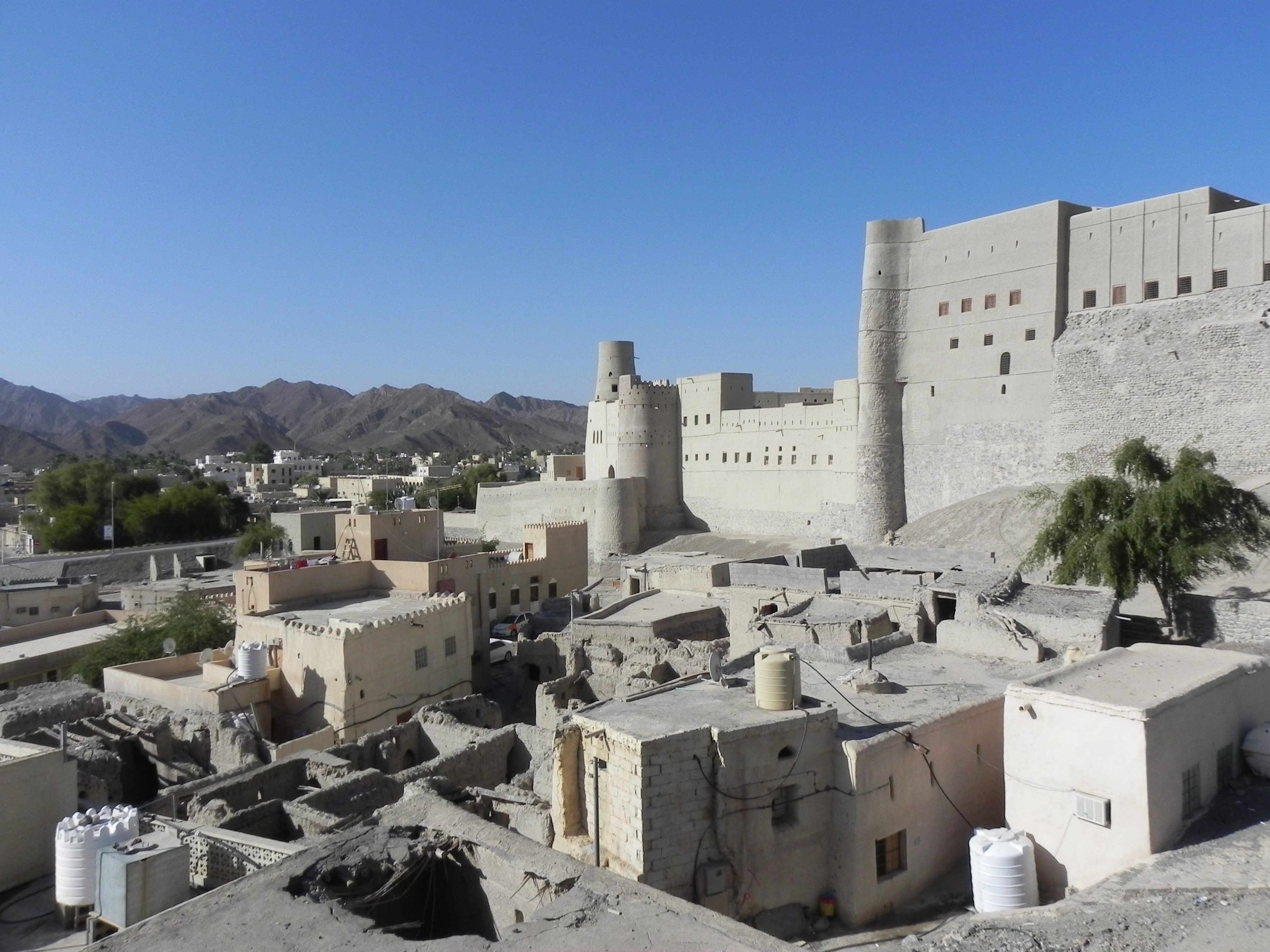 "مدينة الجن"... واحة عُمانية مسكونة بالأساطير