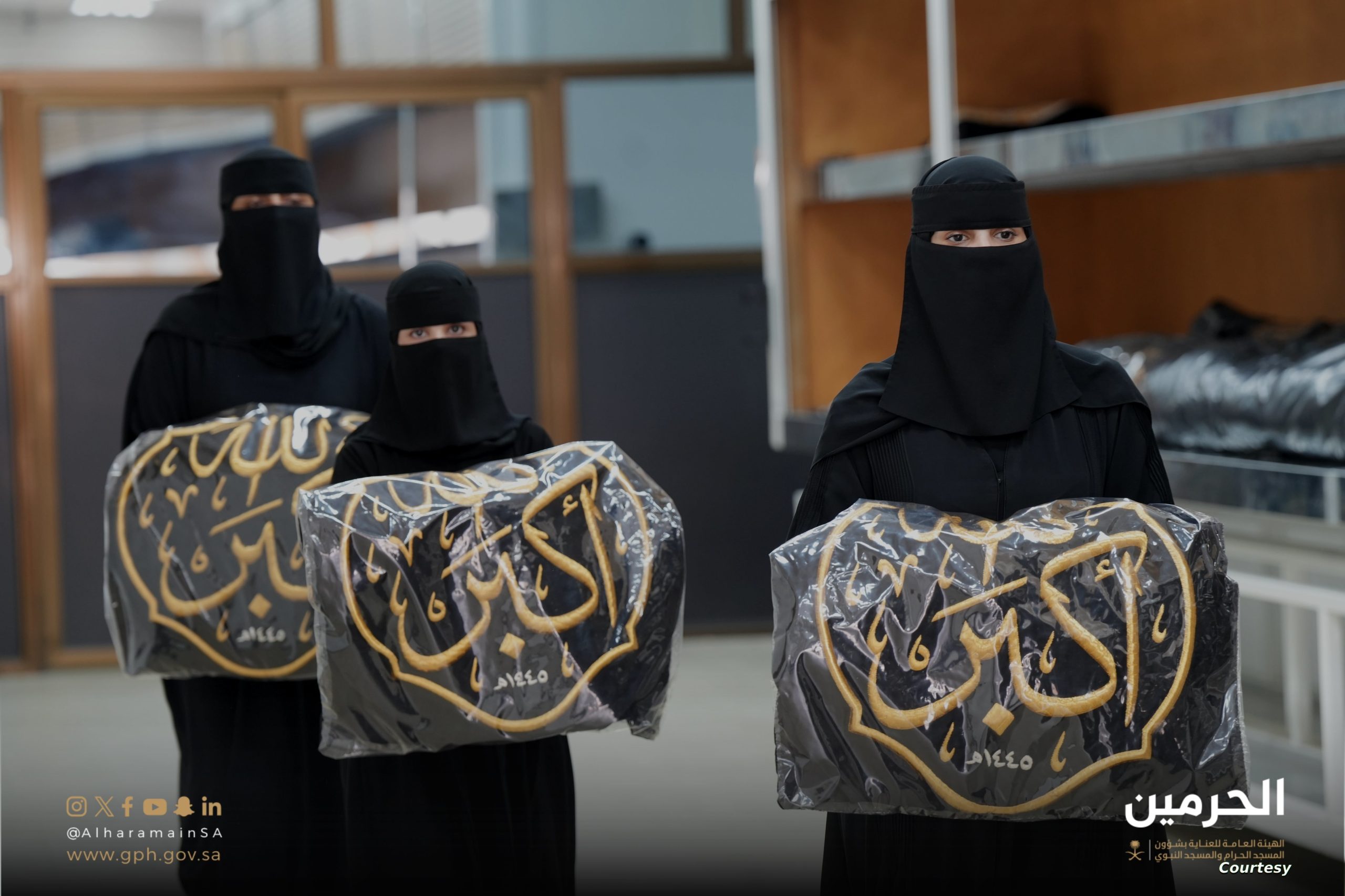 للمرة الأولي.. أول مشاركة نسائية في تغيير كسوة الكعبة المشرفة