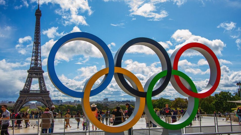 مصريان يحملان علم مصر فى حفل افتتاح دورة الألعاب الأولمبية باريس 2024