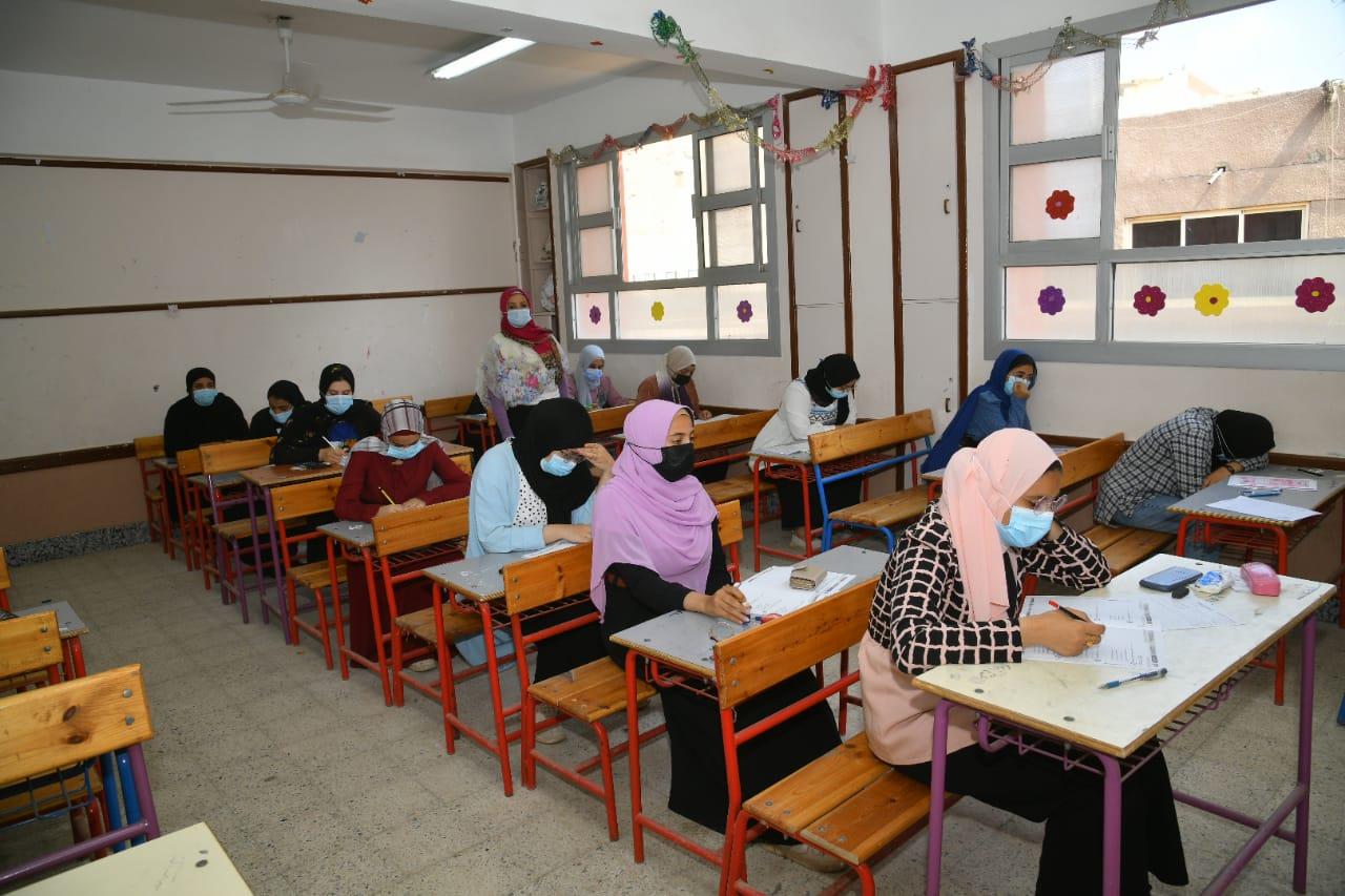 طلاب الثانوية العامة يؤدون الأربعاء المقبل امتحانات الجيولوجيا والجبر وعلم النفس