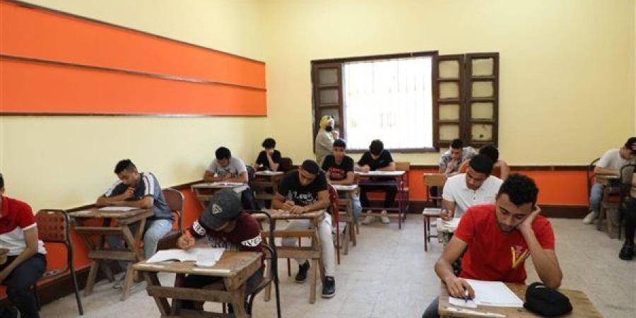 بدء امتحان الجبر والجيولوجيا وعلم النفس لطلاب الثانوية العامة