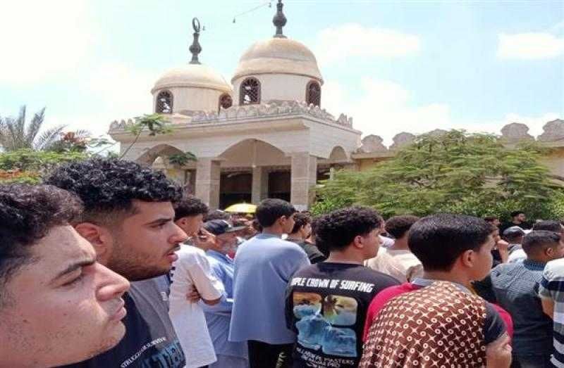 بالصور..  الآلاف يودعون أحمد رفعت مثواه الأخير