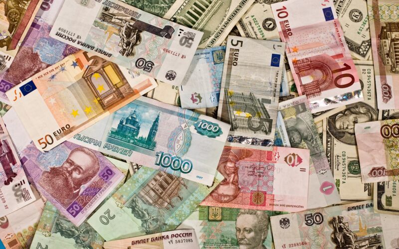 أسعار العملات اليوم الخميس في البنوك المصرية