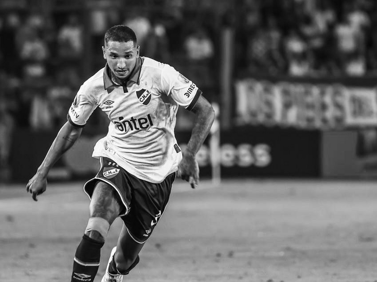 بعد «موت دماغي».. وفاة مدافع منتخب أوروغواي