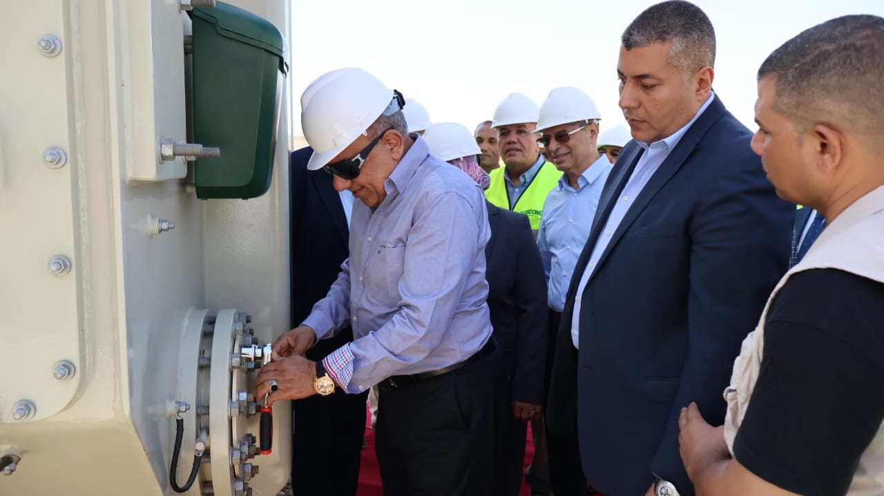 وزير الكهرباء يشارك فى تركيب أول محول بمحطة الربط المصرى السعودى