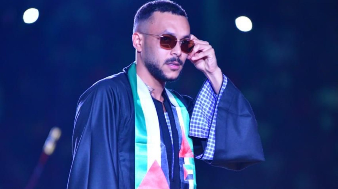 بالشال الفلسطيني والجلابية.. ويجز يشعل حفل مهرجان صيف بنغازي (صور)