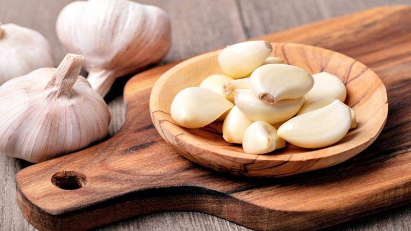 فوائد الثوم على الريق، يعزز صحة القلب ويقوى المناعة وينظم الهضم