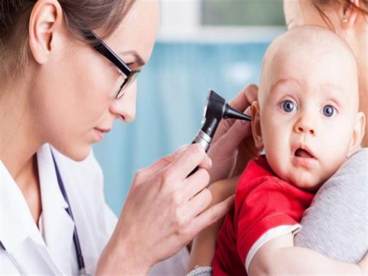 أعراض التهاب الأذن الوسطى لدي الأطفال والرضع.. وطرق علاجها بالمنزل
